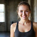 Foto de Sofía G. sonriendo con confianza y una postura activa.